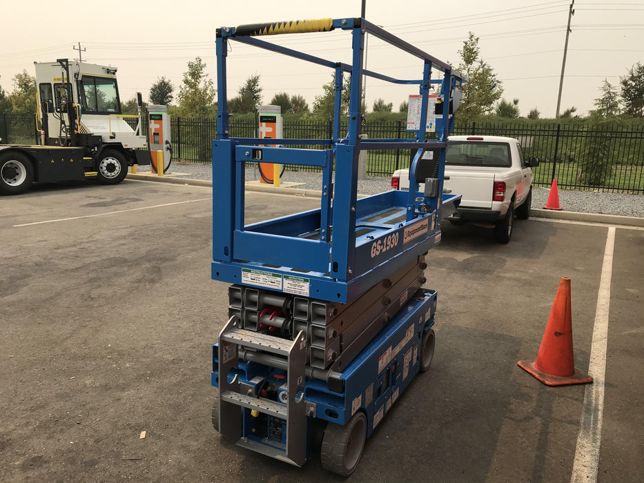 2020 Genie GS-1930 Solid Non Marking Tires, Beacon, Folding rails with half height swing gate, 800W Inverter