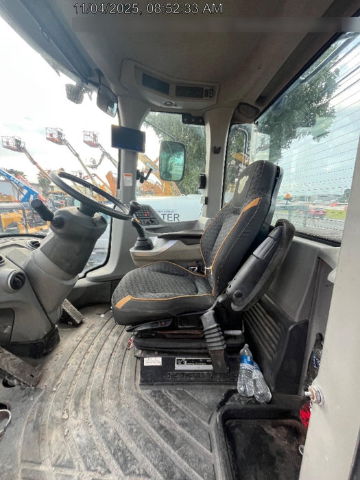 2018 Case 821G CLOSED CAB, 1 FUNCTION, JRB 418 STYLE HYD COUPLER