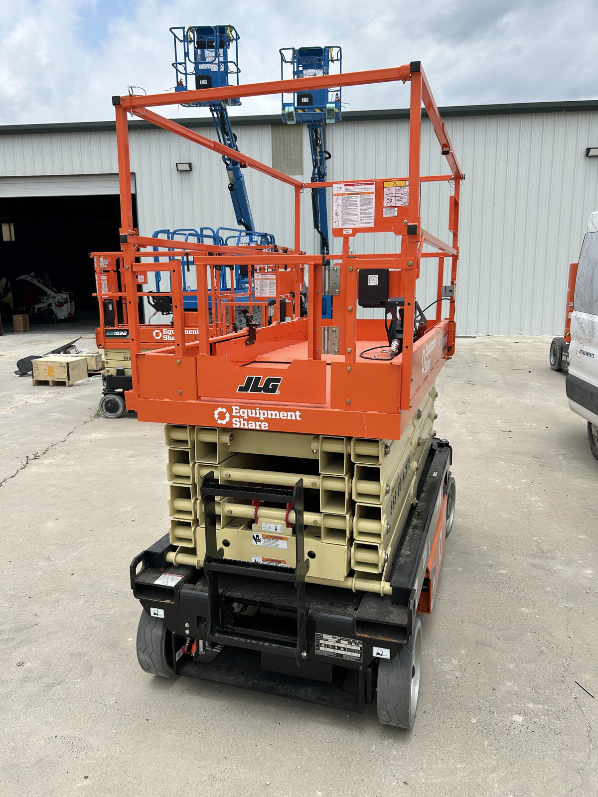 2025 JLG ES3246