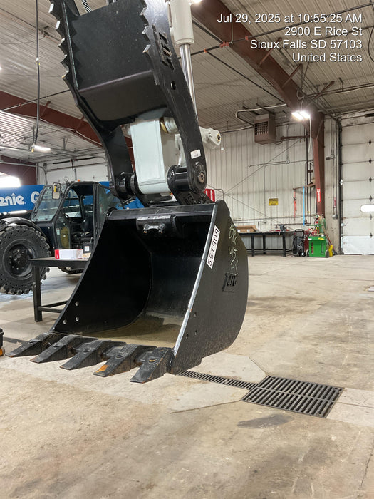 2025 TAKEUCHI 24" Bucket Takeuchi