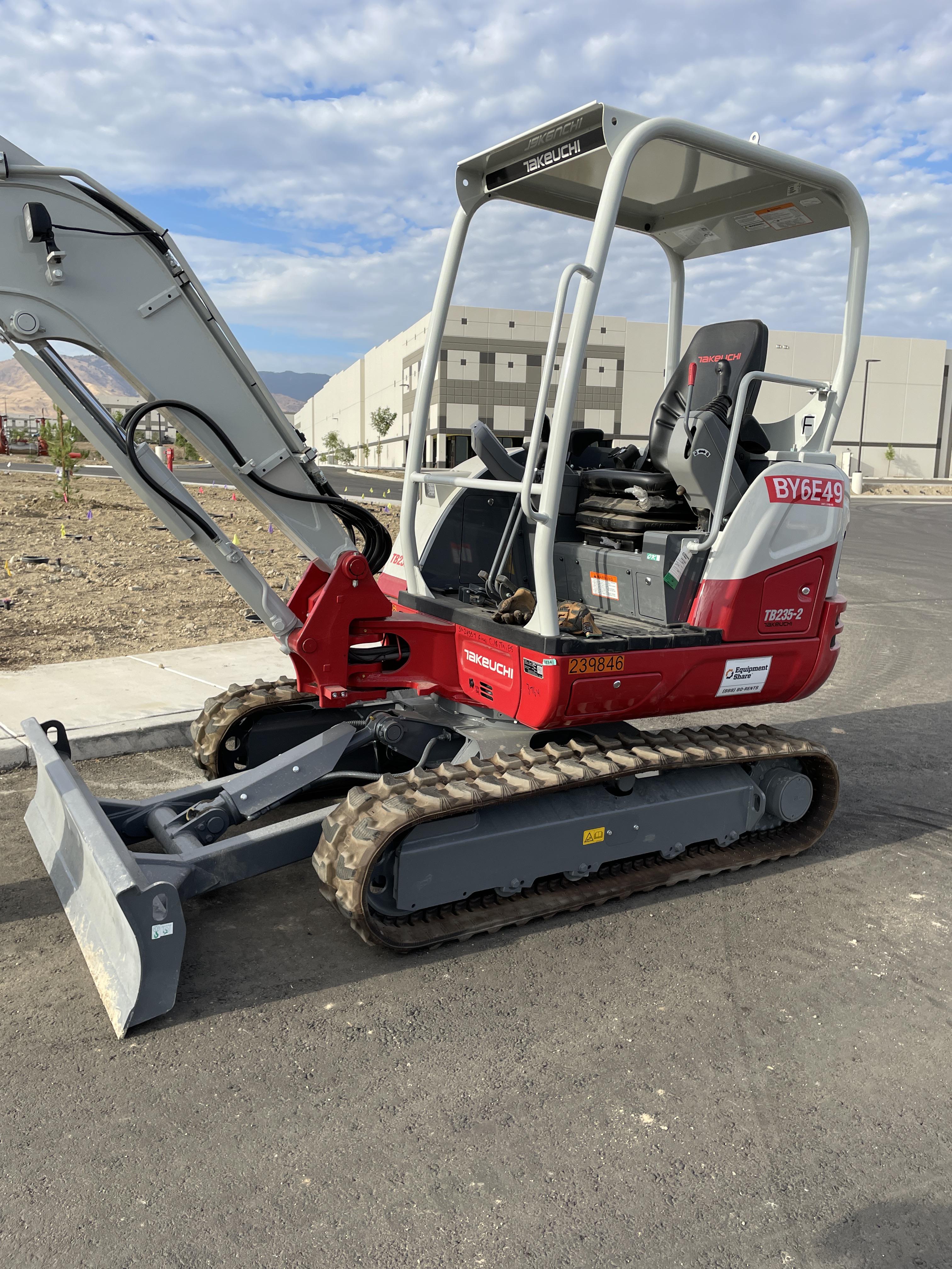 2022 TAKEUCHI TB235-2R