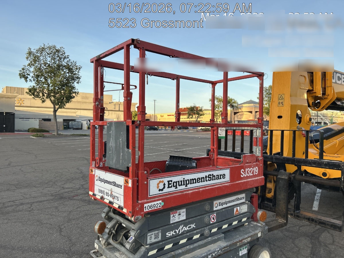 2020 Skyjack SJIII-3219 Solid NM Tires, Half height spring hinged entry gate, Dual Beacons, 800W Inverter