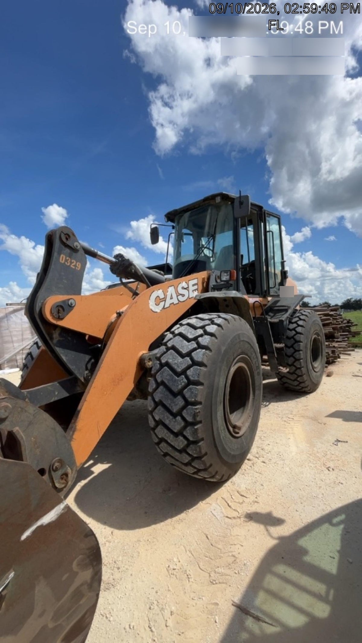 2017 Case 821G CLOSED CAB, JRB 418 STYLE HYD COUPLER