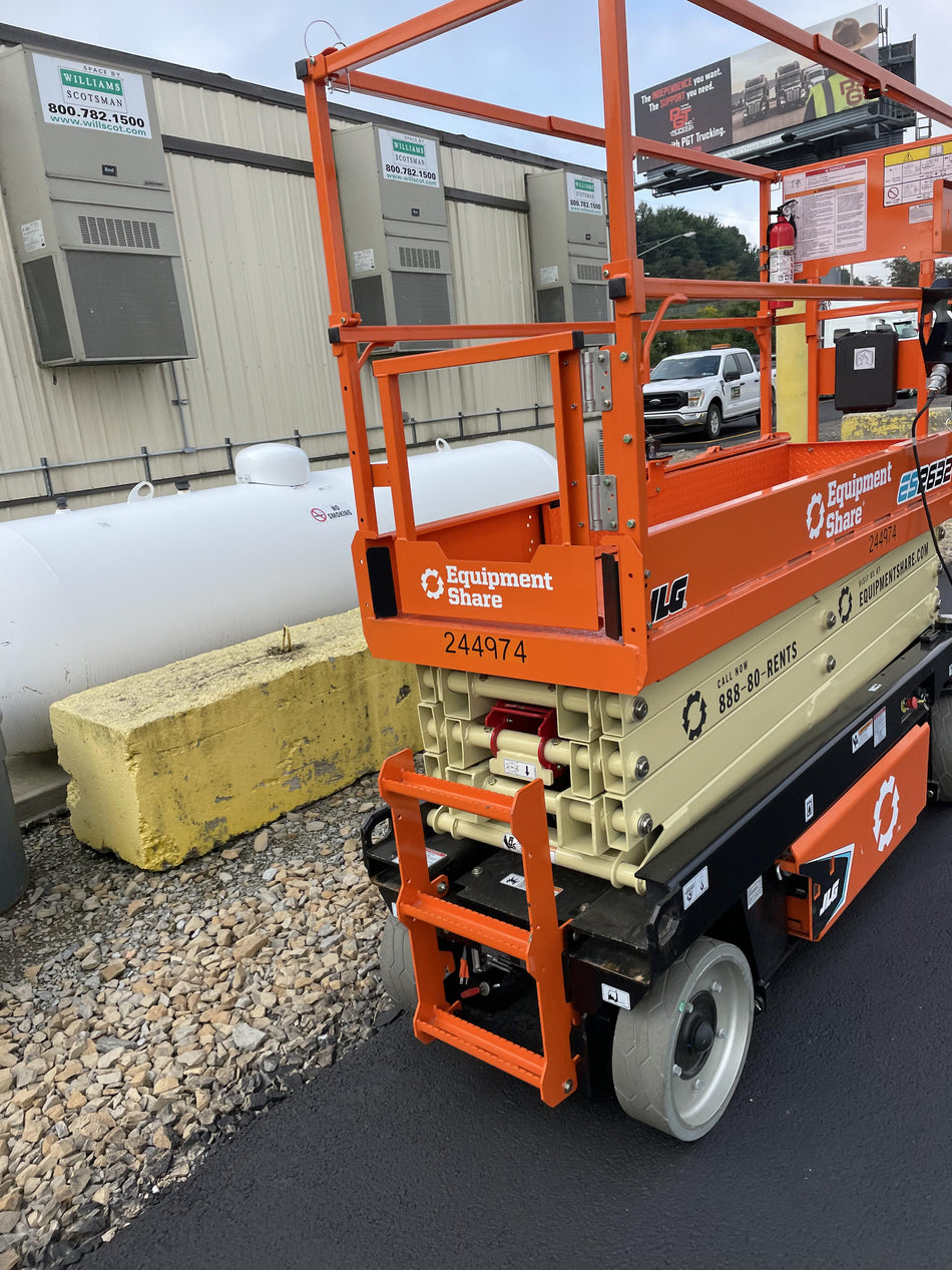 2022 JLG ES2632