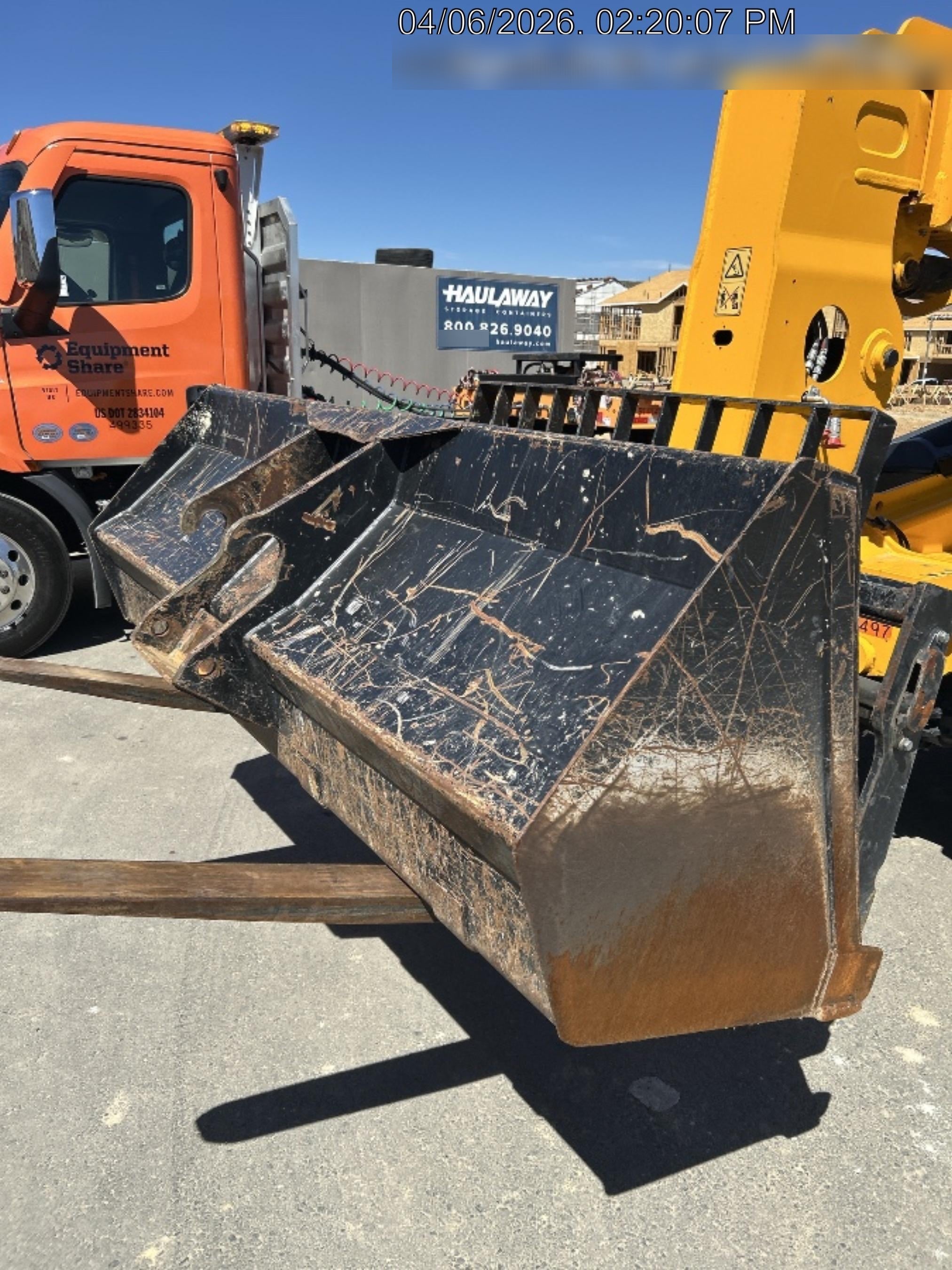 2022 JLG 1001100823