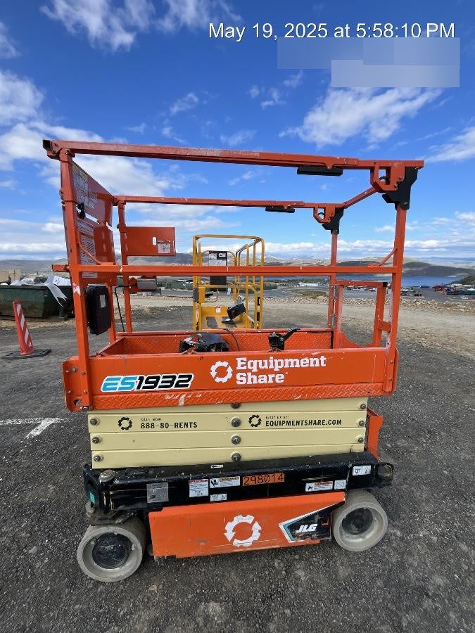 2023 JLG ES1932
