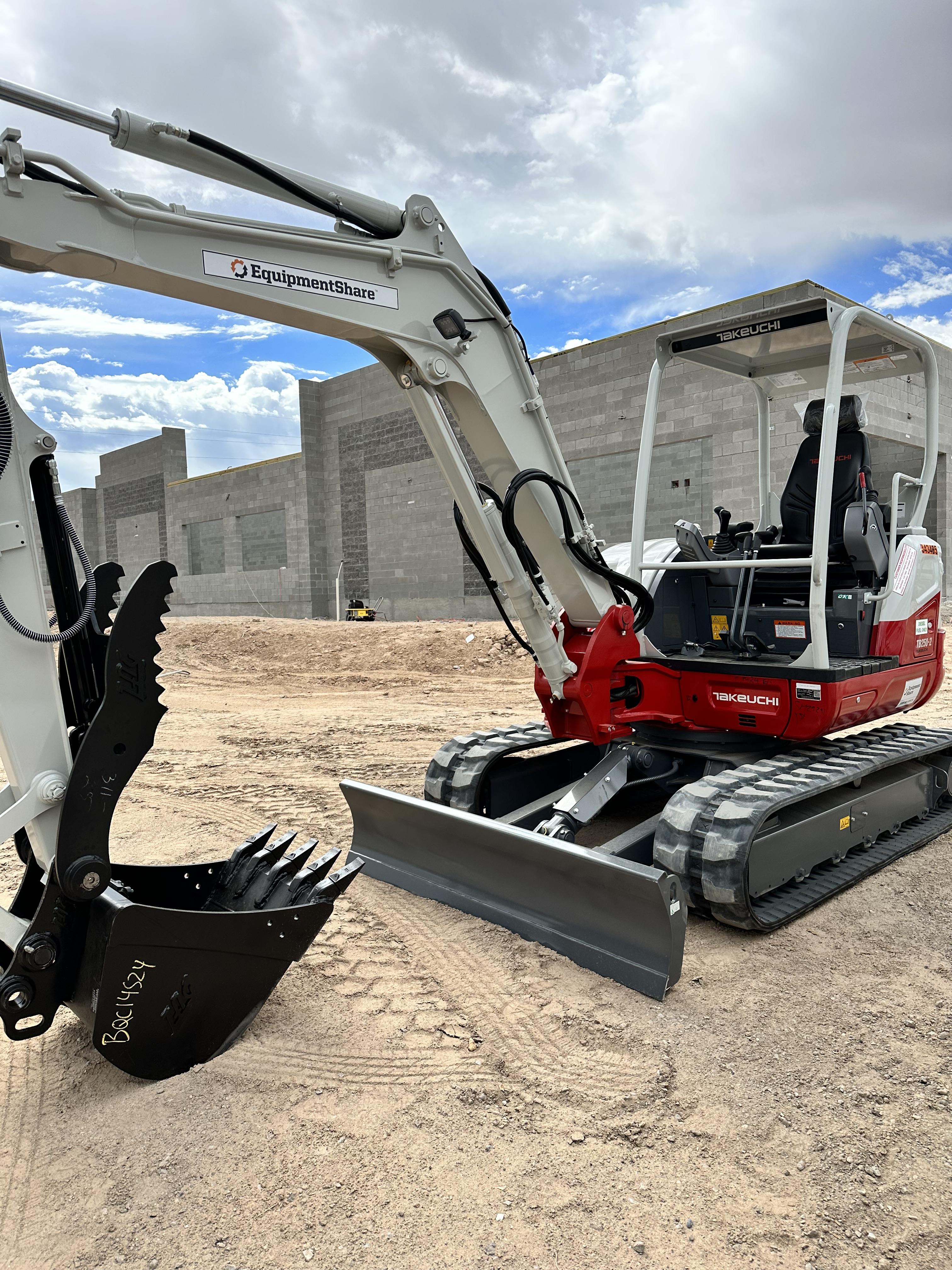 2023 TAKEUCHI TB250-2R