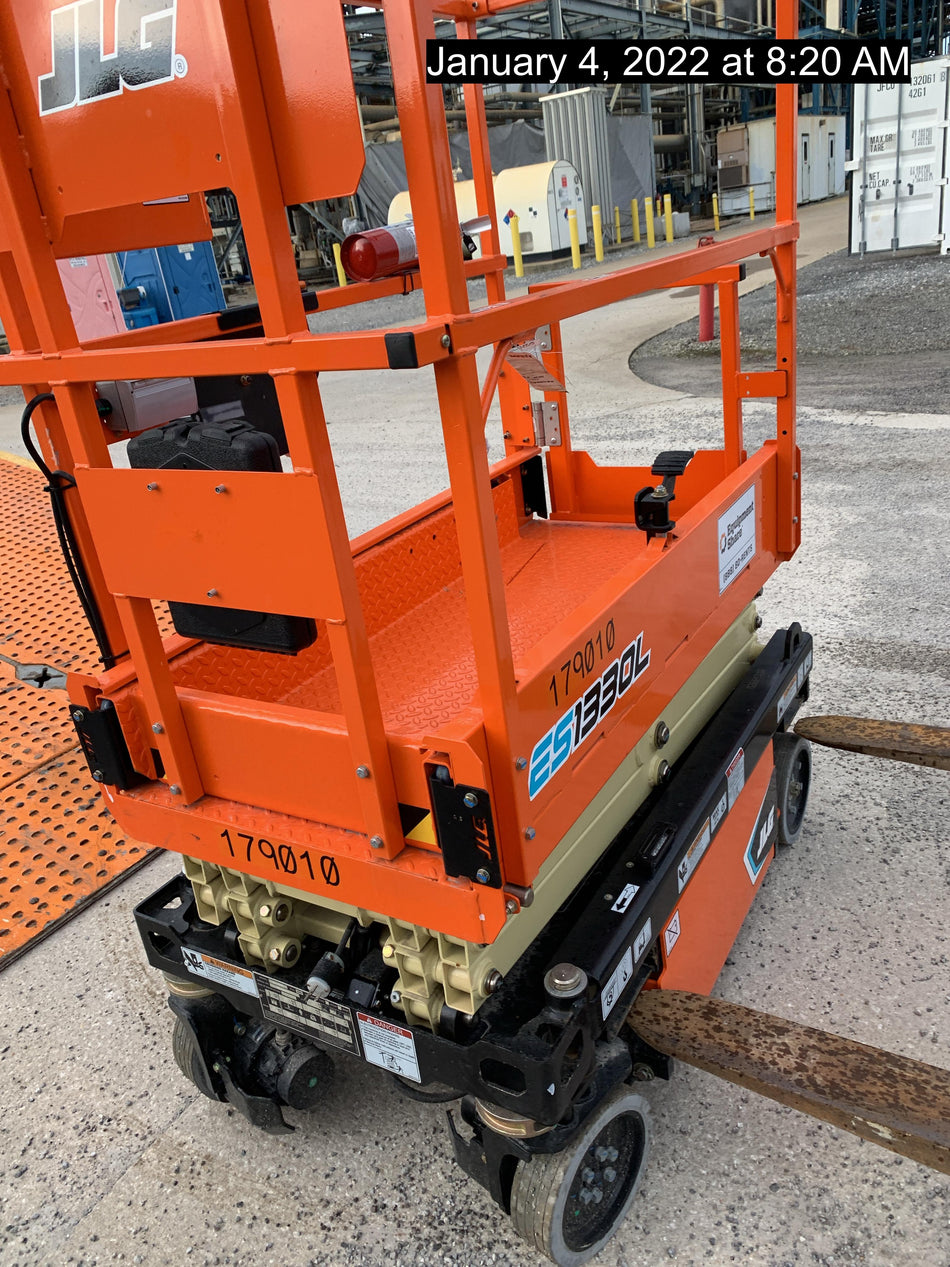 2021 JLG ES1330L