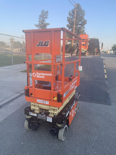 2022 JLG ES1330L