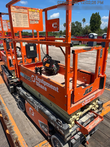 2022 JLG ES1330L
