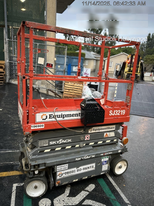 2020 Skyjack SJIII-3219 Solid NM Tires, Half height spring hinged entry gate, Dual Beacons, 800W Inverter