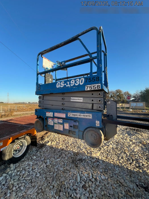 2017 Genie GS-1930 Genie GS-1930 Lift w/Fixed Rail and Chain Entry
