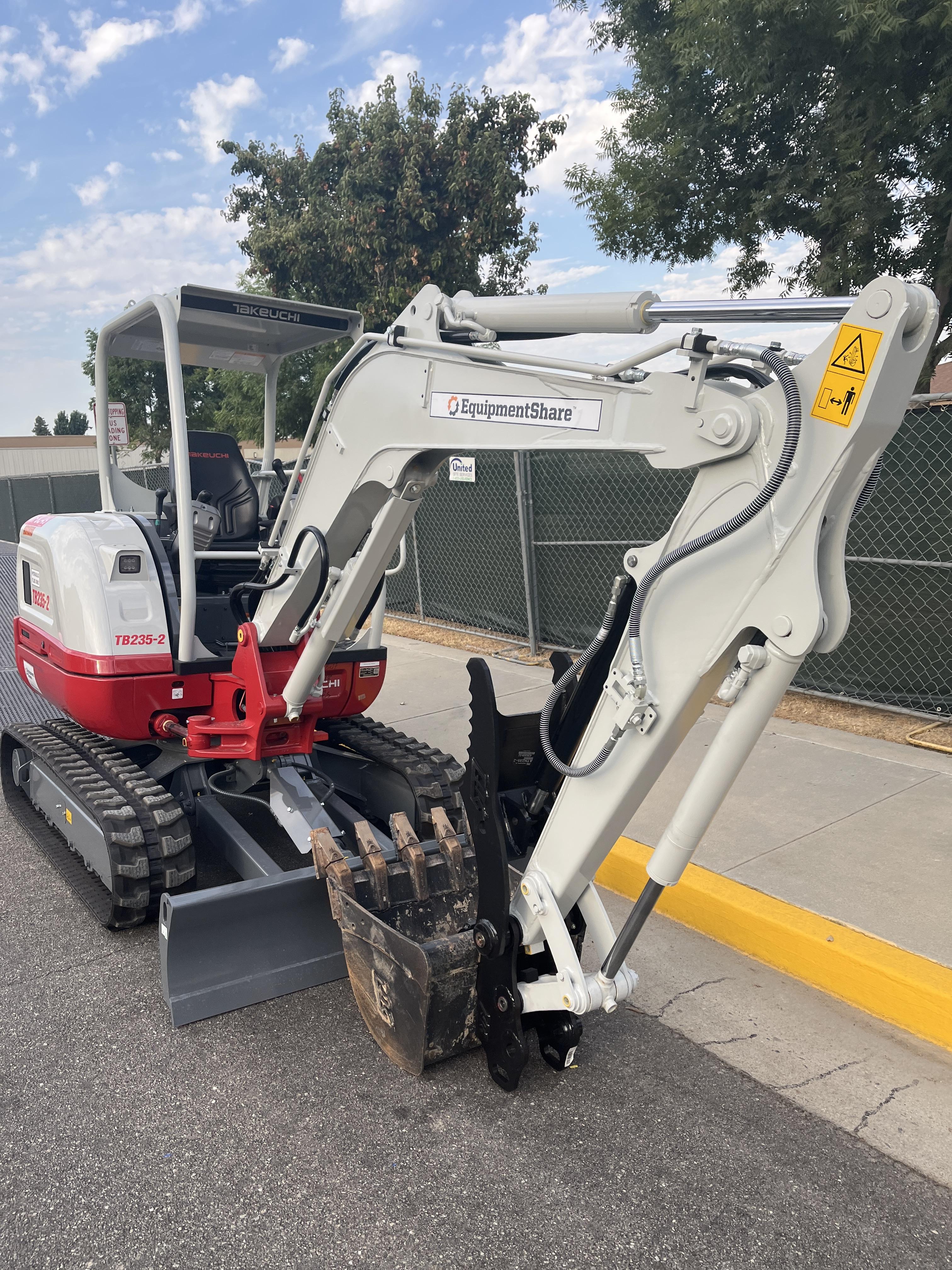 2024 TAKEUCHI TB235-2R