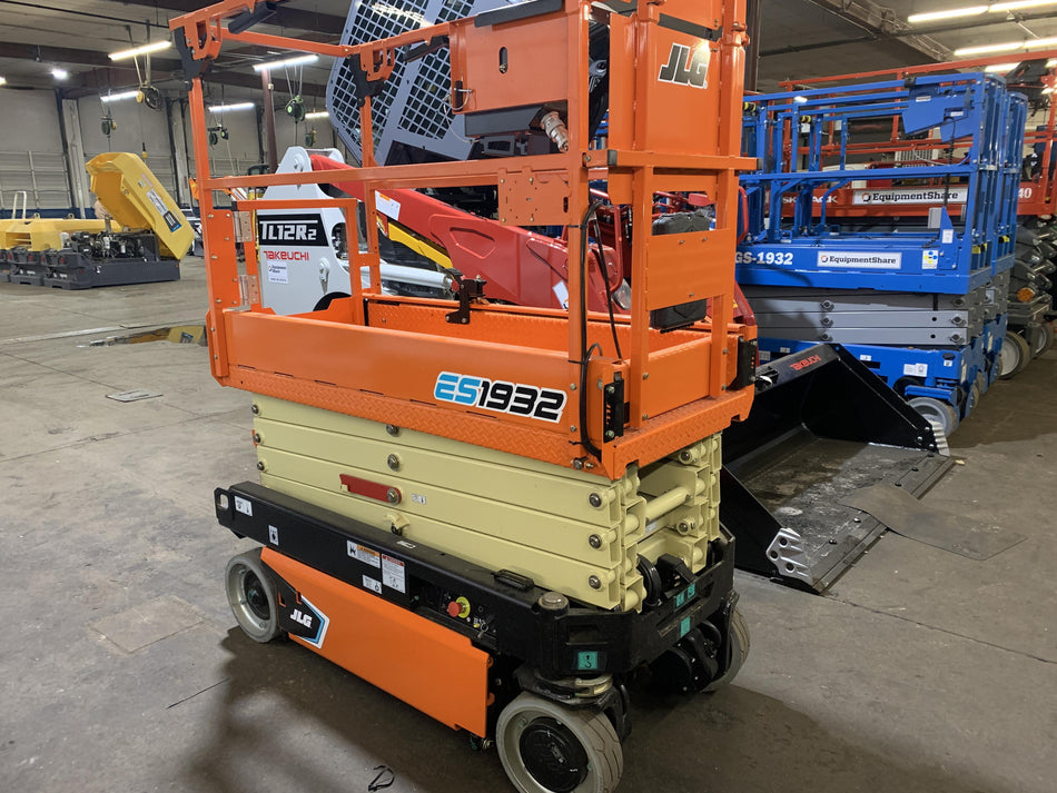 2022 JLG ES1932