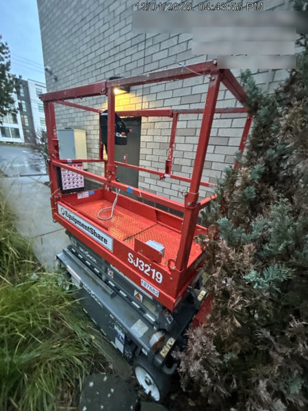 2020 Skyjack SJIII-3219 Solid NM Tires, Half height spring hinged entry gate, Dual Beacons, 800W Inverter