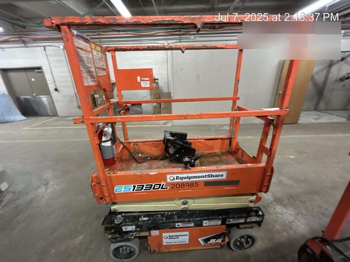2022 JLG ES1330L