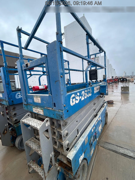 2019 Genie GS-2632 Folding rails with half height swing gate