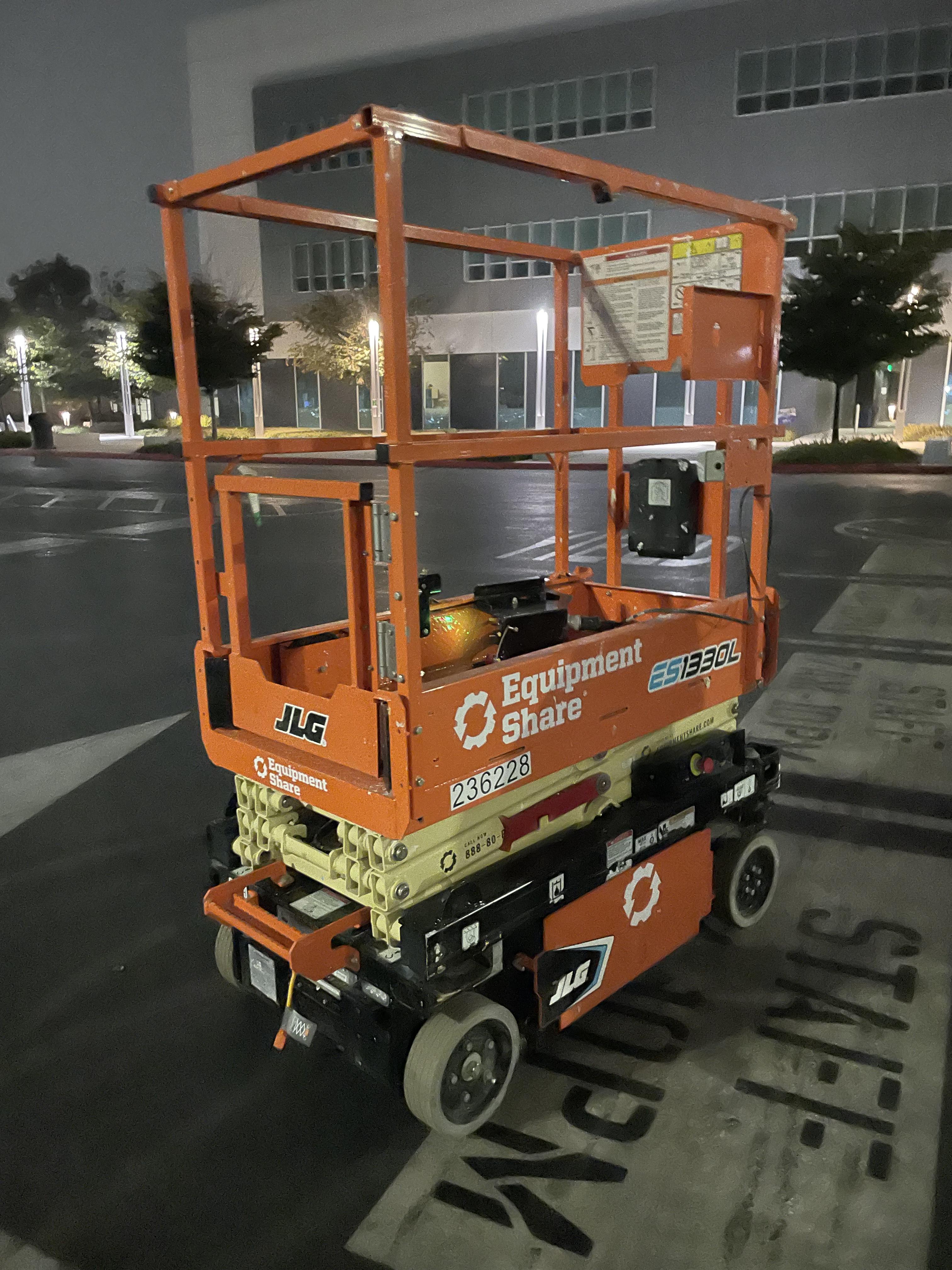 2022 JLG ES1330L