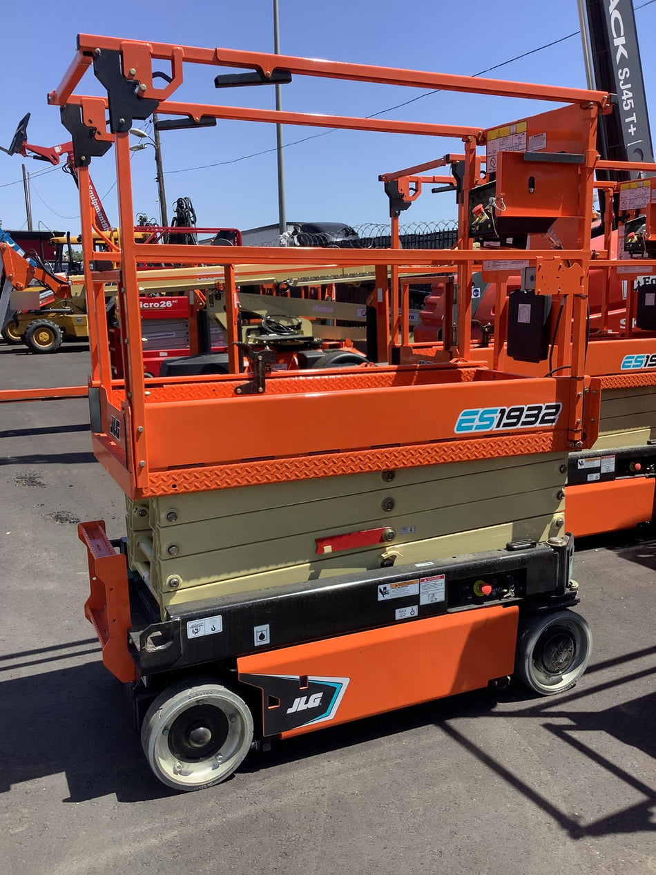 2022 JLG ES1932
