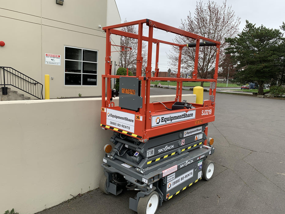 2020 Skyjack SJIII-3219 Solid NM Tires, Half height spring hinged entry gate, Dual Beacons, 800W Inverter