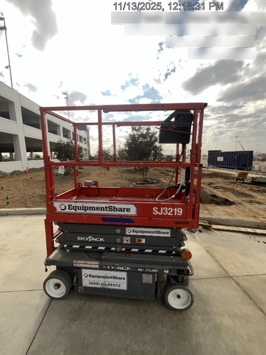 2020 Skyjack SJIII-3219 Solid NM Tires, Half height spring hinged entry gate, Dual Beacons, 800W Inverter