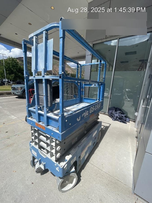 2020 Genie GS-1930 Solid Non Marking Tires, Beacon, Folding rails with half height swing gate, 800W Inverter