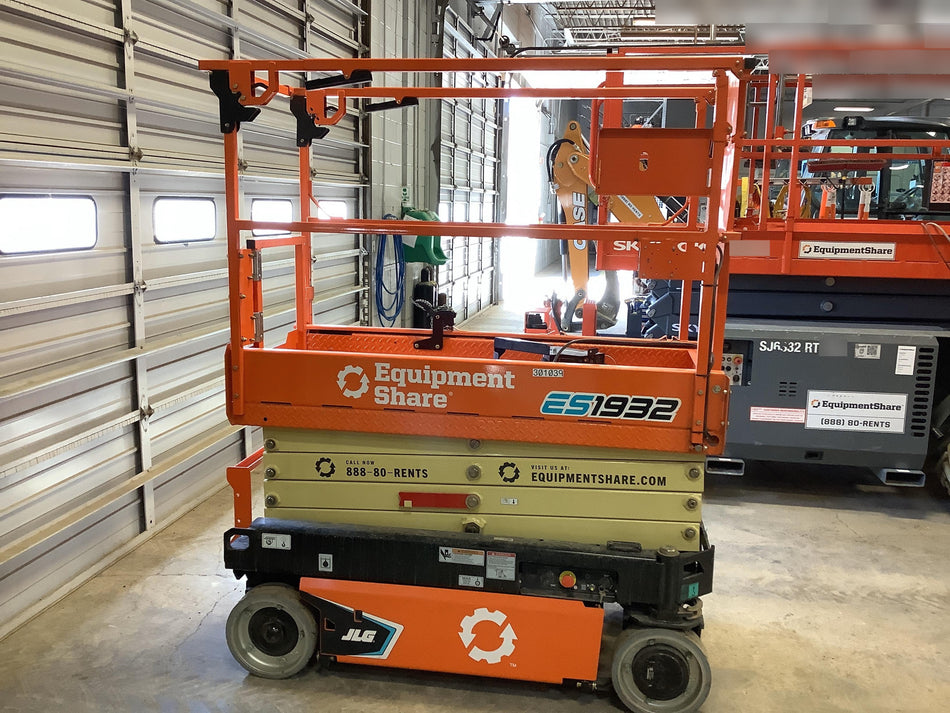 2023 JLG ES1932