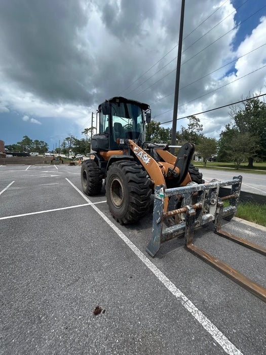2018 Case 521G CLOSED CAB, JRB 416 STYLE HYD COUPLER
