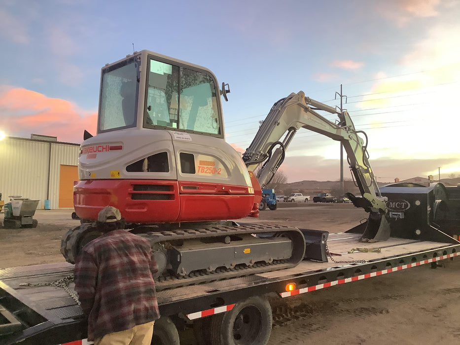 2021 TAKEUCHI TB250-2C
