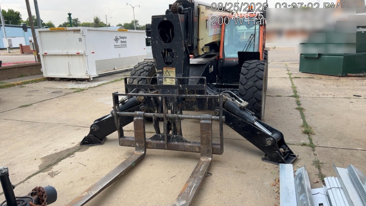 2016 JLG 1055