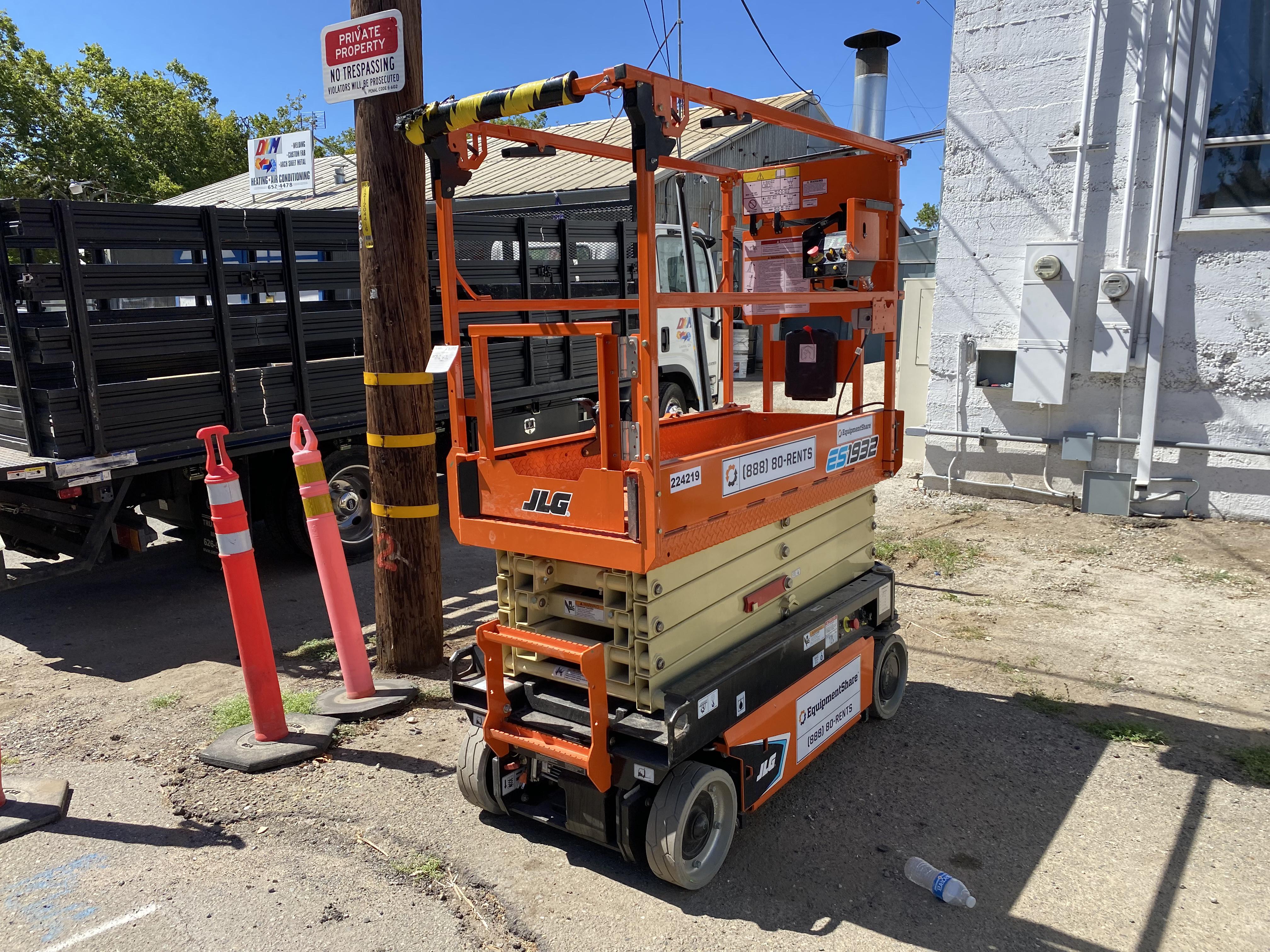 2022 JLG ES1932