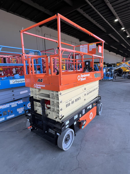 2025 JLG ES3246