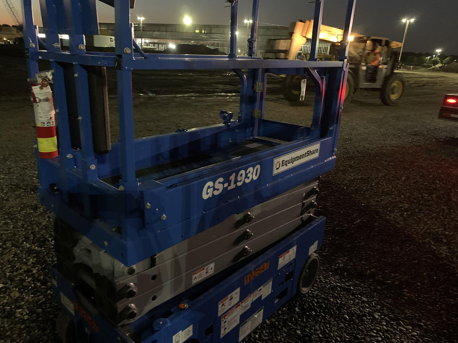 2020 Genie GS-1930 Solid Non Marking Tires, Beacon, Folding rails with half height swing gate, 800W Inverter