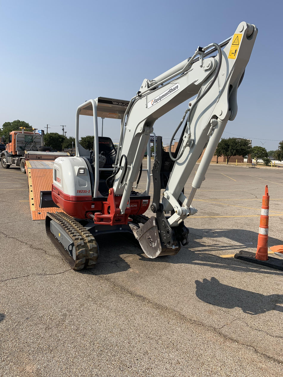 2023 TAKEUCHI TB235-2R