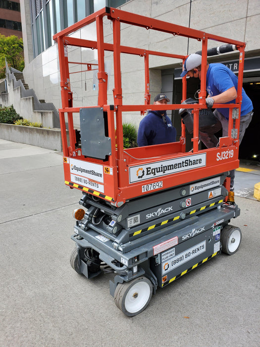 2020 Skyjack SJIII-3219 Solid NM Tires, Half height spring hinged entry gate, Dual Beacons, 800W Inverter