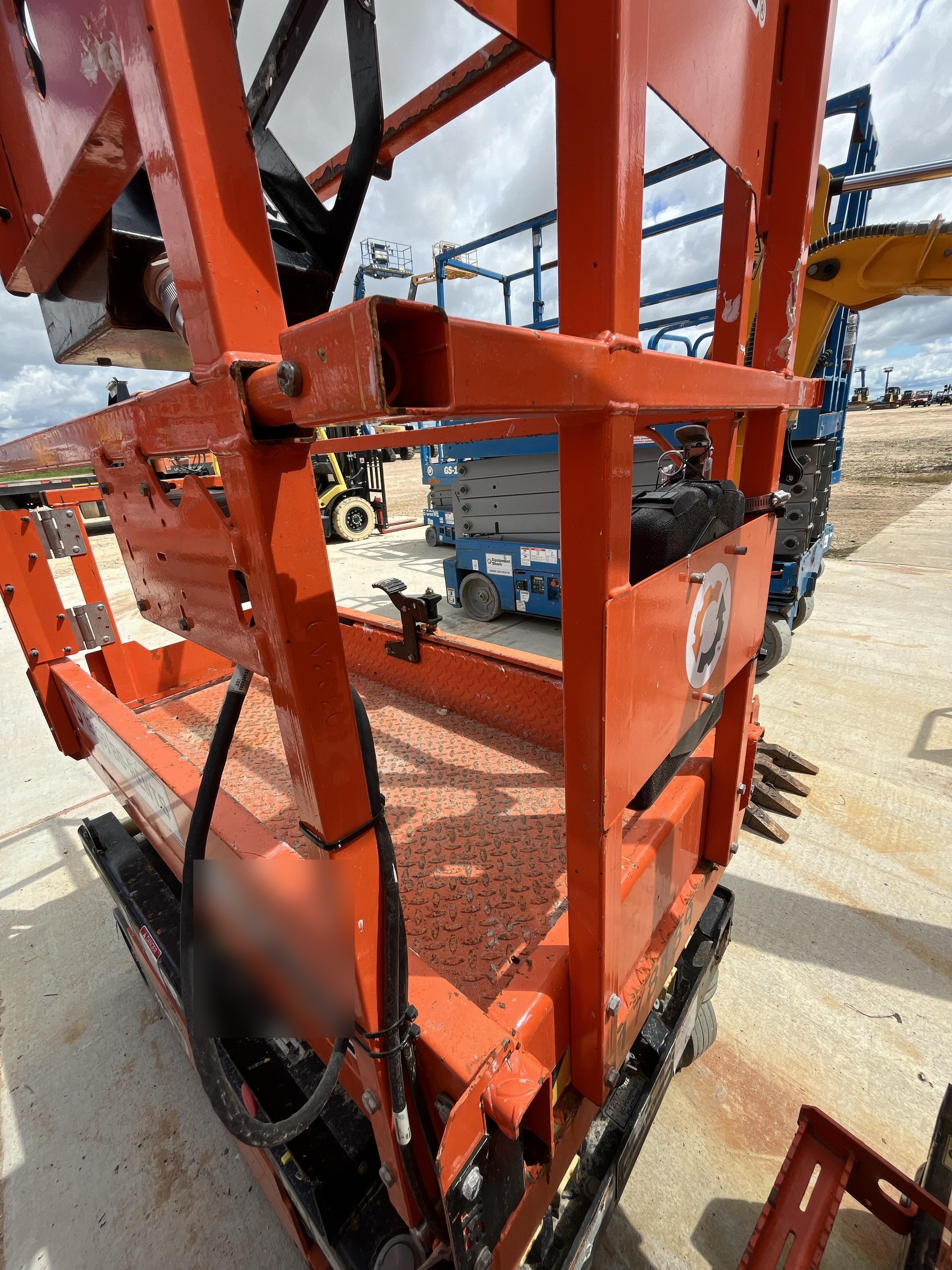 2021 JLG ES1330L