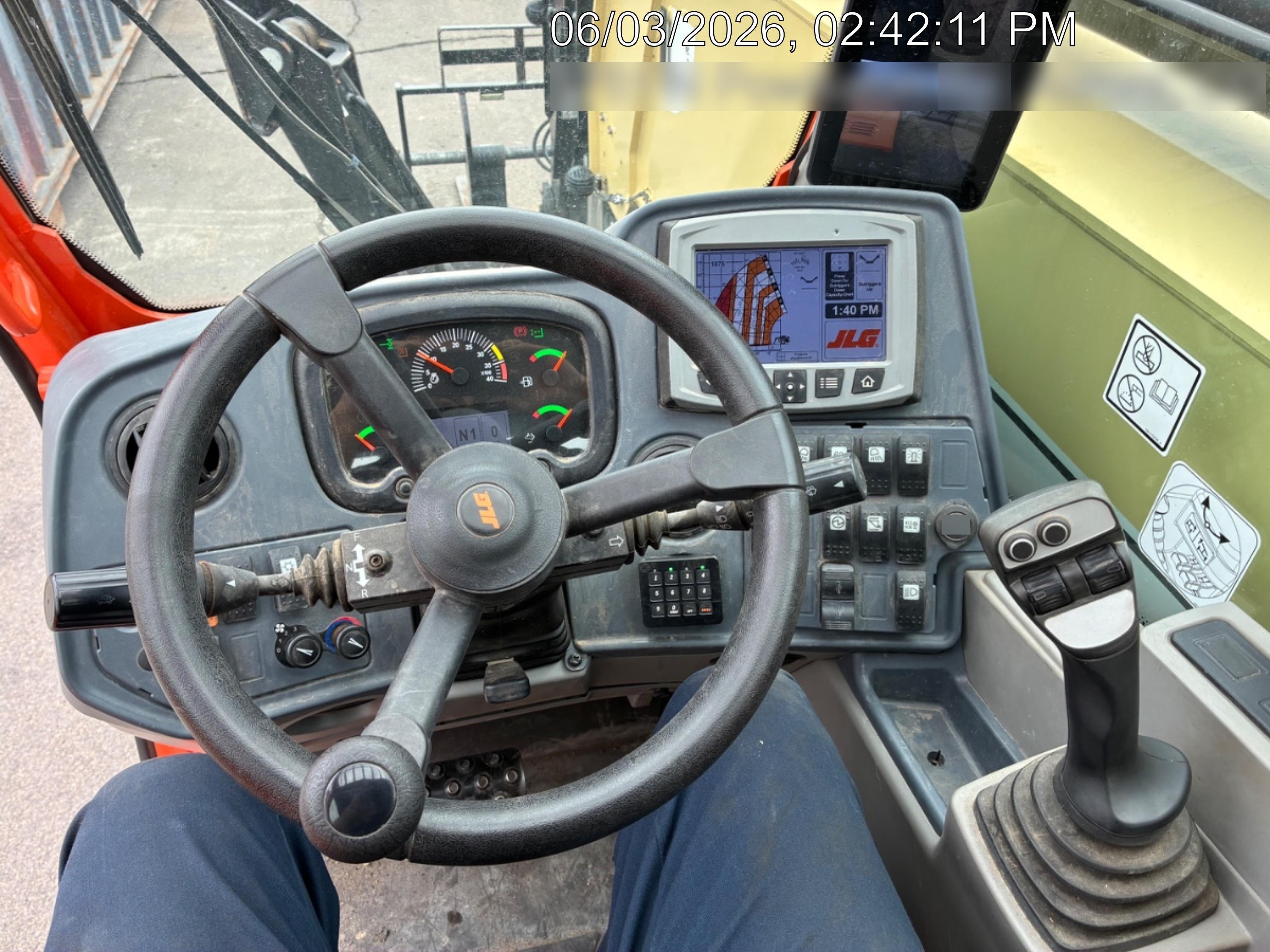 2022 JLG 1075