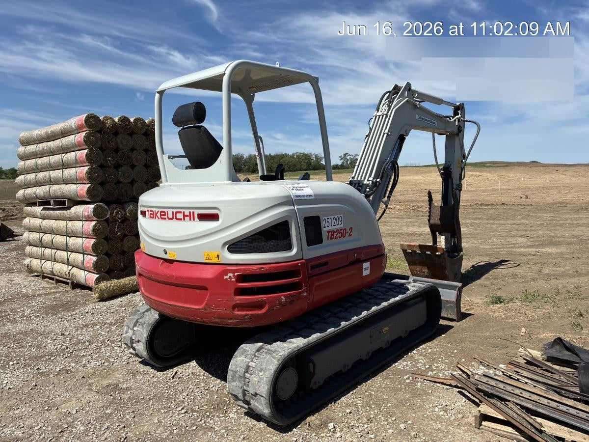 2022 TAKEUCHI TB250-2R