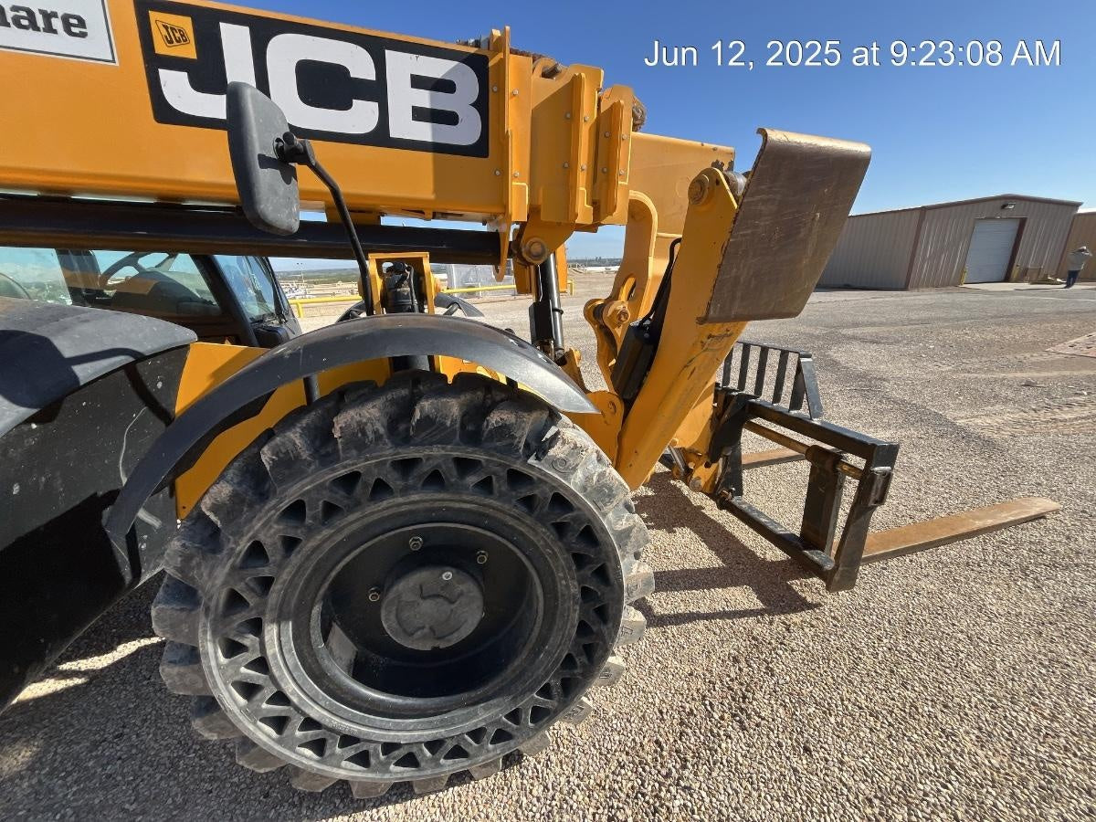 2020 JCB 510-56 Cab/Heat/Air, 74 HP, Solid Tires, STD Worklight, Beacon, Aux Hydraulics, Lifting Eye, Back up Alarm w/66" Carriage/60" Forks
