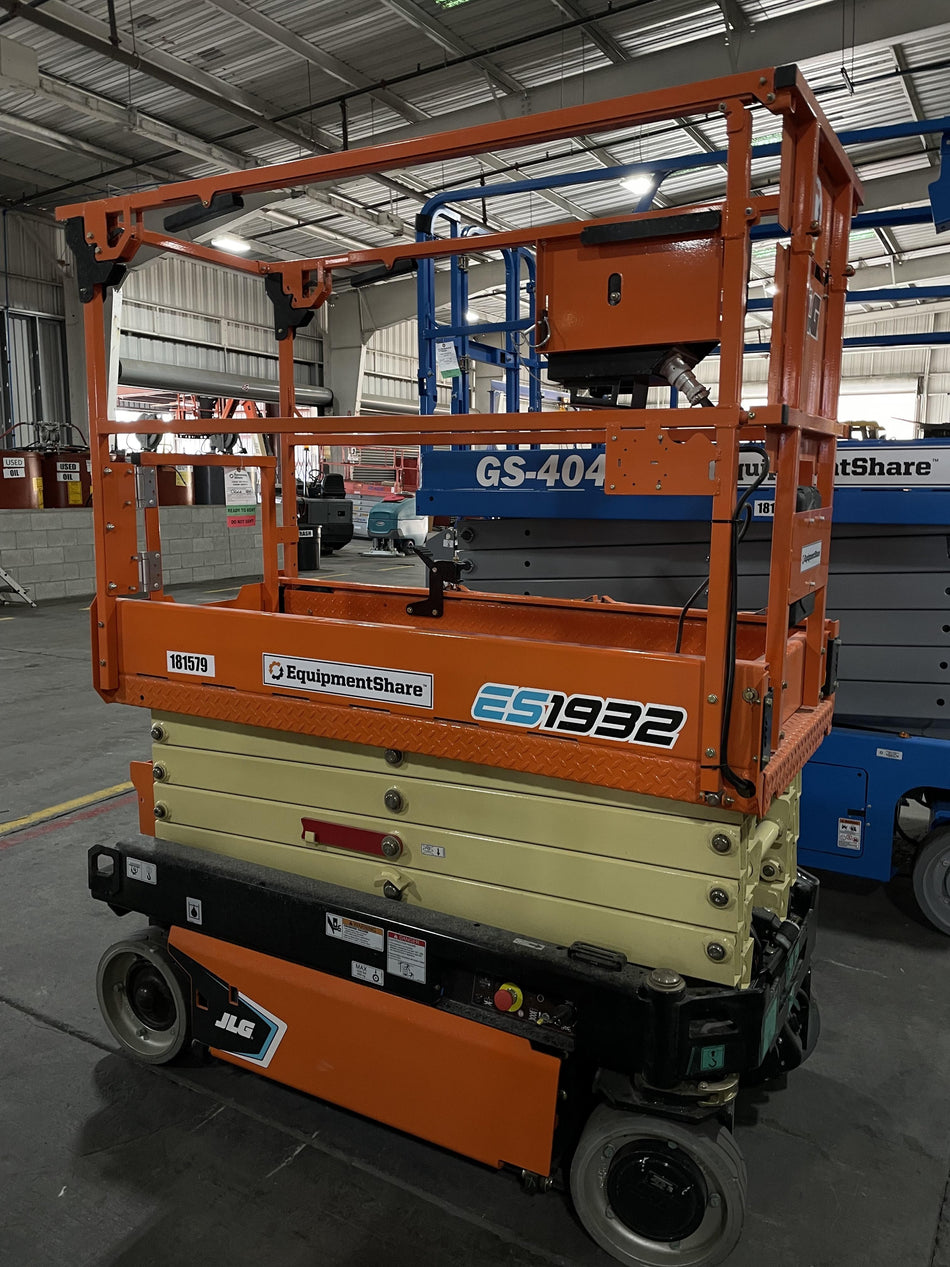 2021 JLG ES1932