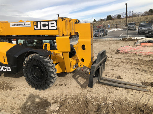 2020 JCB 512-56 Cab/Heat/Air, 109 HP, Solid Tires, STD Worklight, Beacon, Aux Hydraulics, Lifting Eye, Back up Alarm w/66" Carriage/60" Forks