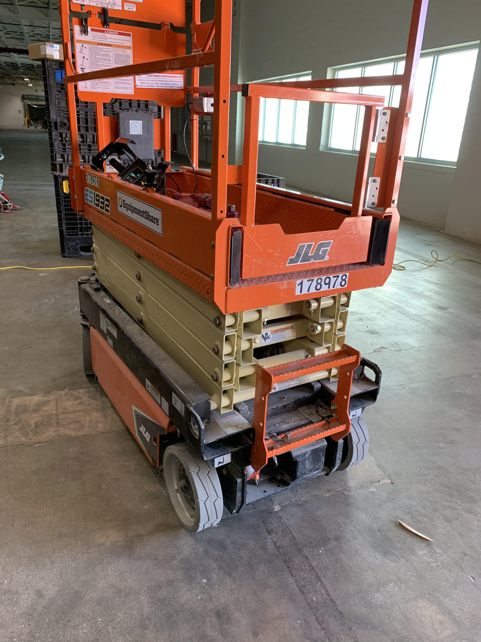 2021 JLG ES1932