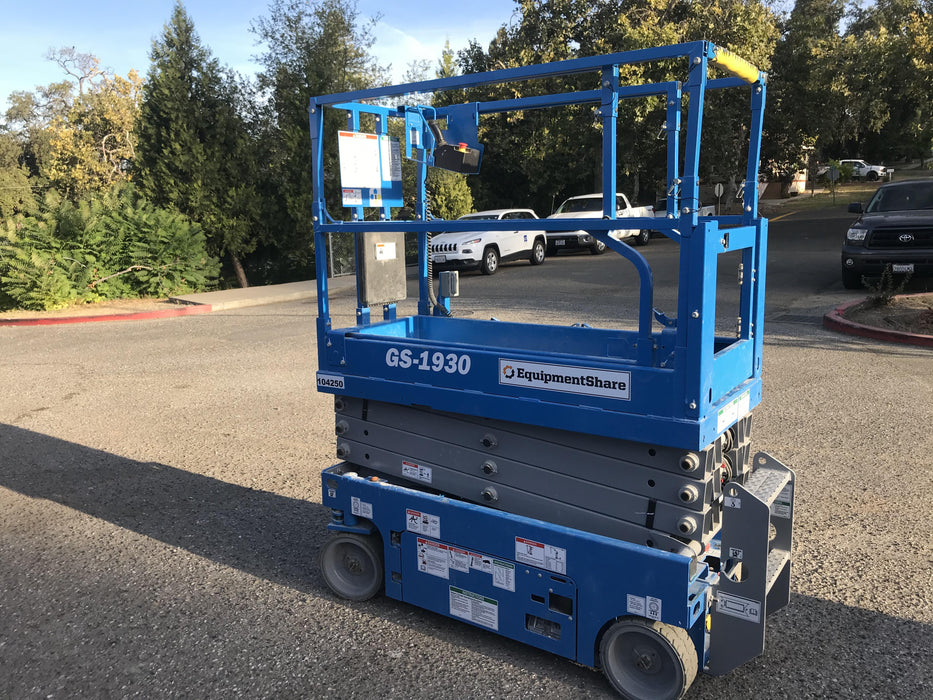 2020 Genie GS-1930 Solid Non Marking Tires, Beacon, Folding rails with half height swing gate, 800W Inverter