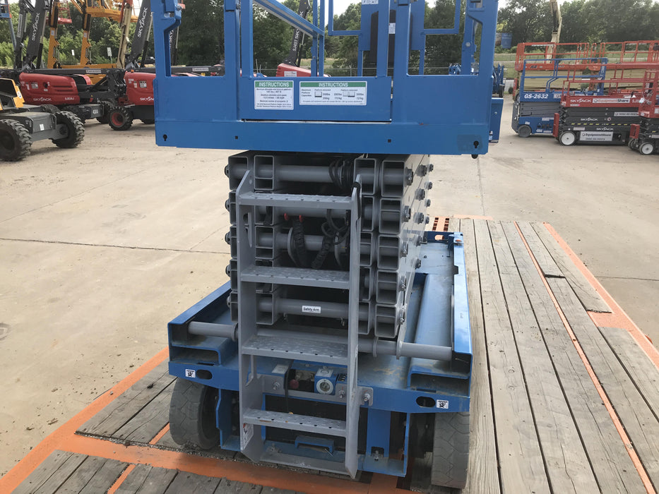 2019 Genie GS-4047 Folding rails with half height swing gate