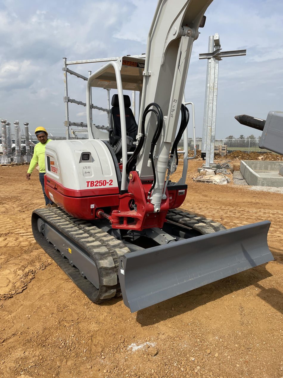 2023 TAKEUCHI TB250-2R