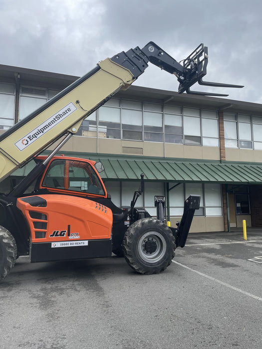 2022 JLG 1075