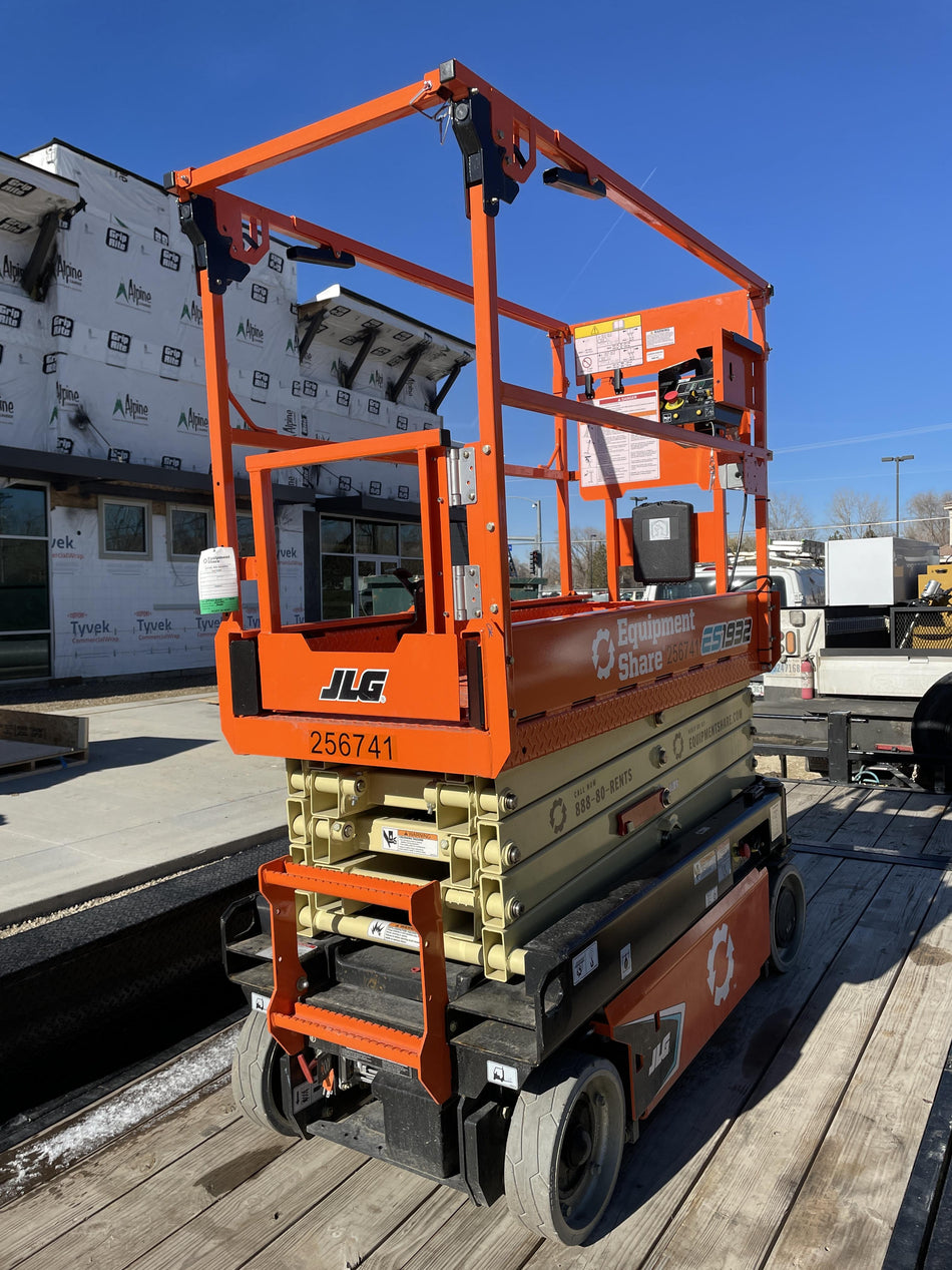 2022 JLG ES1932