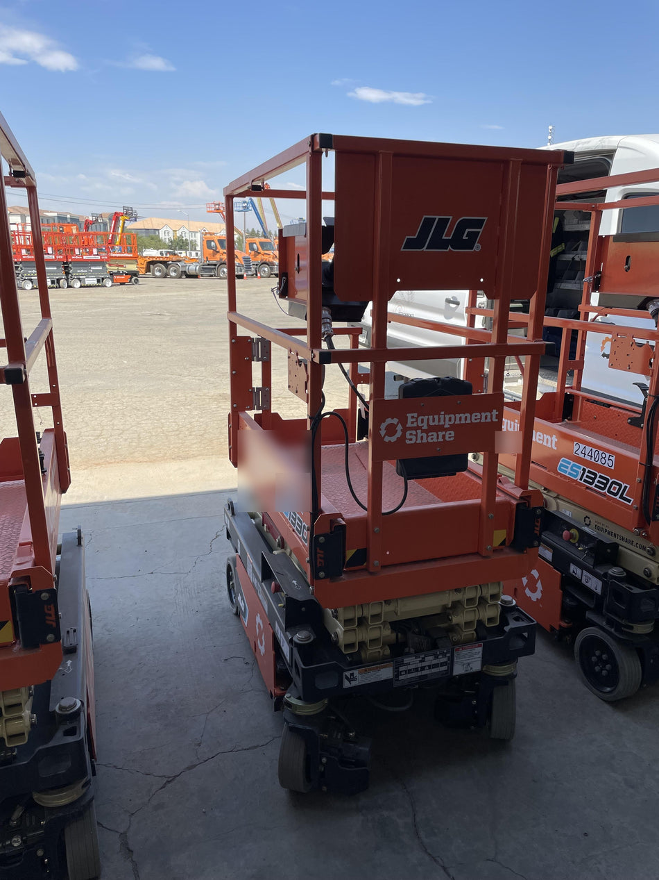 2022 JLG ES1330L