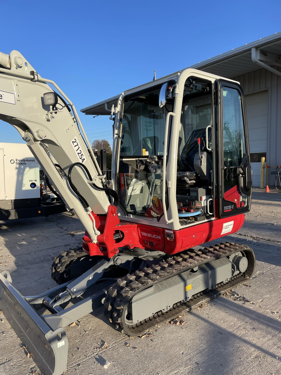 2022 TAKEUCHI TB235-2CR