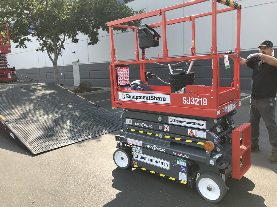 2020 Skyjack SJIII-3219 Solid NM Tires, Half height spring hinged entry gate, Dual Beacons, 800W Inverter